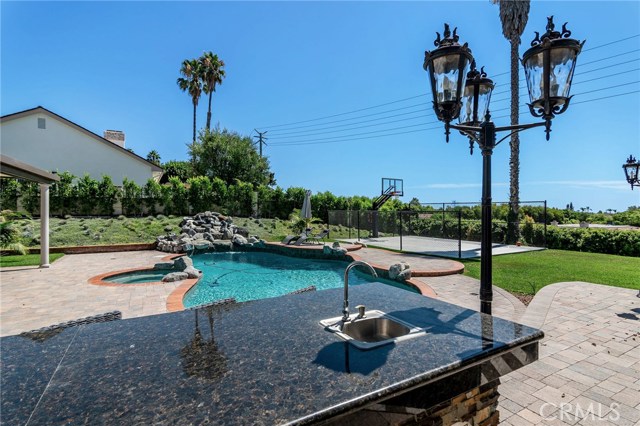 FULL BBQ ISLAND READY TO GRILL UP SOME STEAKS.