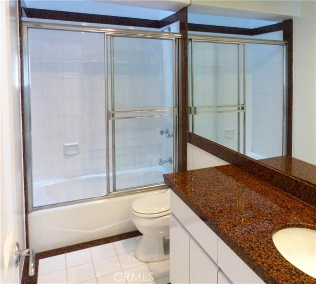 Bedroom 3 en-suite bath