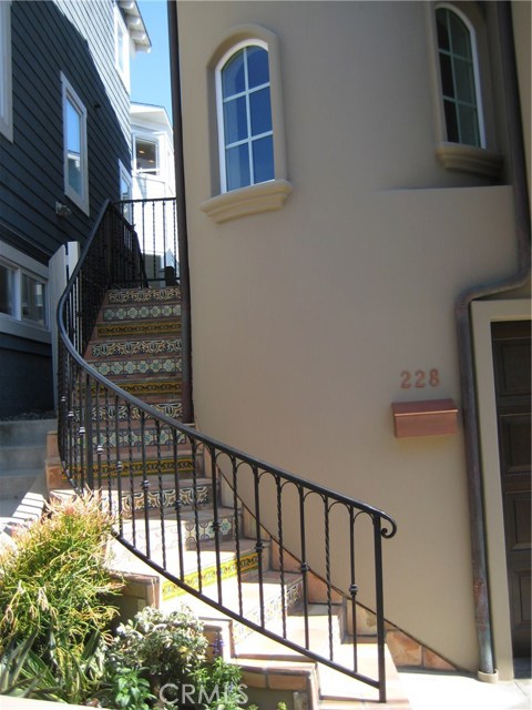 Spiral entry staircase