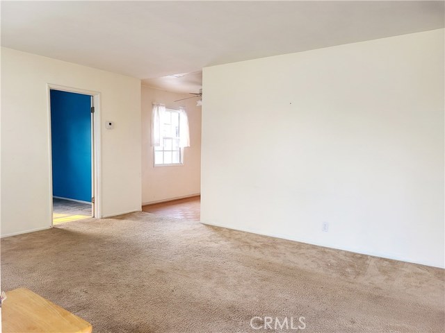 Livingroom Leading to Bonus Room & Dining Area Livingroom Leading to Bonus Room & Dining Area