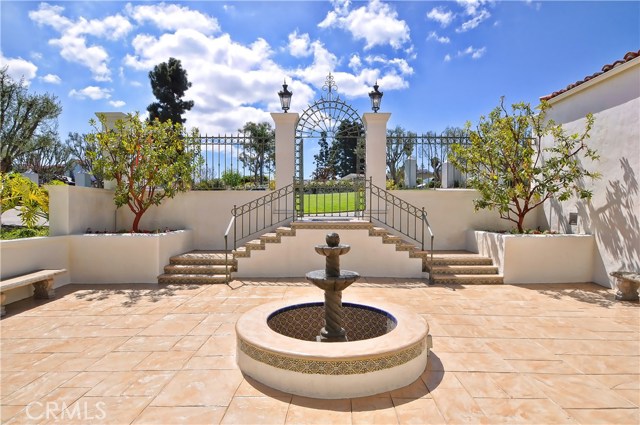 Lovely and welcoming front courtyard.