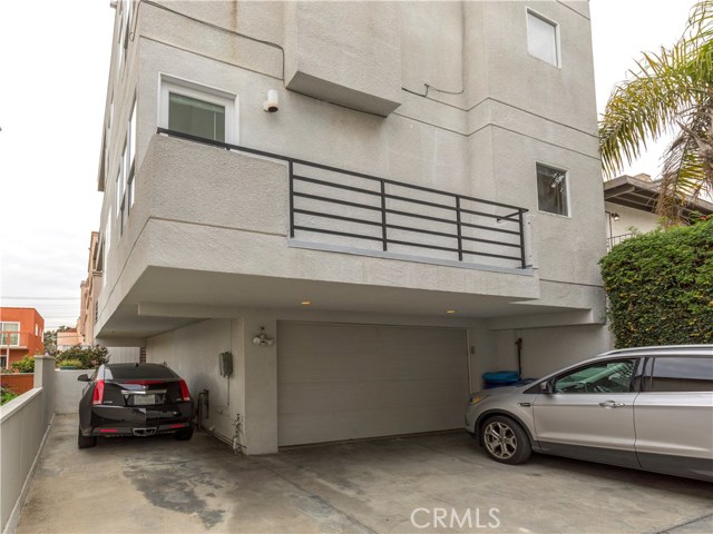 647 1st Place, Hermosa Beach, California 90254, 3 Bedrooms Bedrooms, ,2 BathroomsBathrooms,Residential,Sold,1st,SB19033605