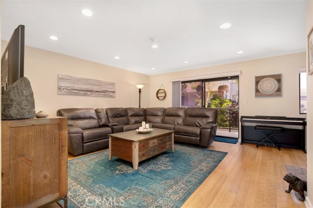 2016 Mathews Avenue, Redondo Beach, California 90278, 2 Bedrooms Bedrooms, ,3 BathroomsBathrooms,Residential,Sold,Mathews,SW19218319