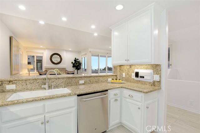 220 4th Street, Hermosa Beach, California 90254, 3 Bedrooms Bedrooms, ,4 BathroomsBathrooms,Residential,Sold,4th,PW18290182