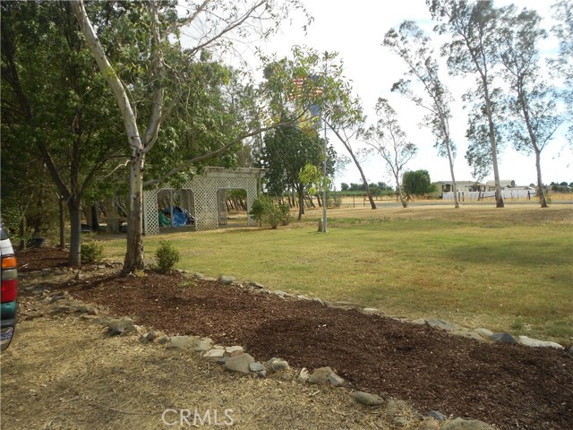 Great front yard with fire pit for family parties.