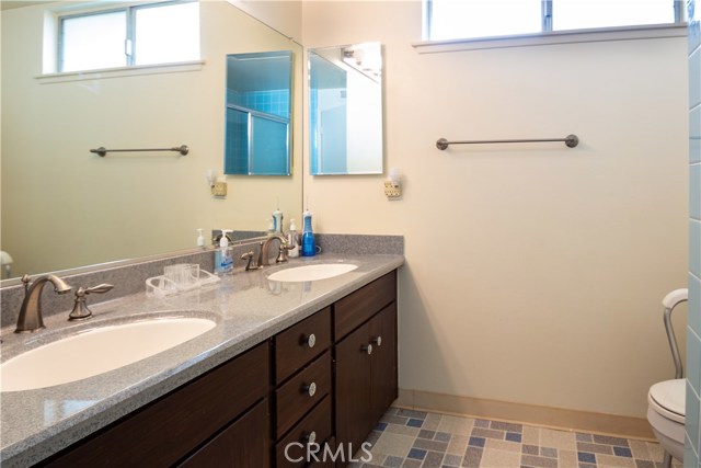 Double sink and full tub in the hallway bath