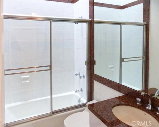 Bedroom 2 en-suite bath with skylight