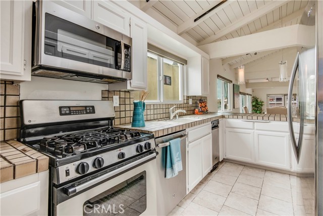 1023 4th Street, Hermosa Beach, California 90254, 3 Bedrooms Bedrooms, ,2 BathroomsBathrooms,Residential,Sold,4th,SB19152573