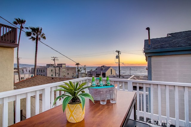 132 35th Place, Hermosa Beach, California 90254, 2 Bedrooms Bedrooms, ,2 BathroomsBathrooms,Residential,Sold,35th,SB19057826