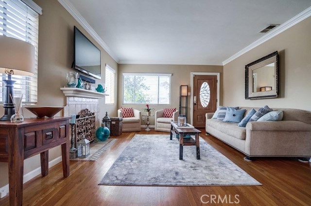 Living room w fireplace