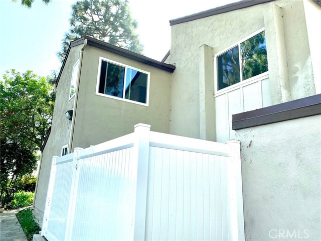 End unit, has newer vinyl fence surrounding private courtyard.