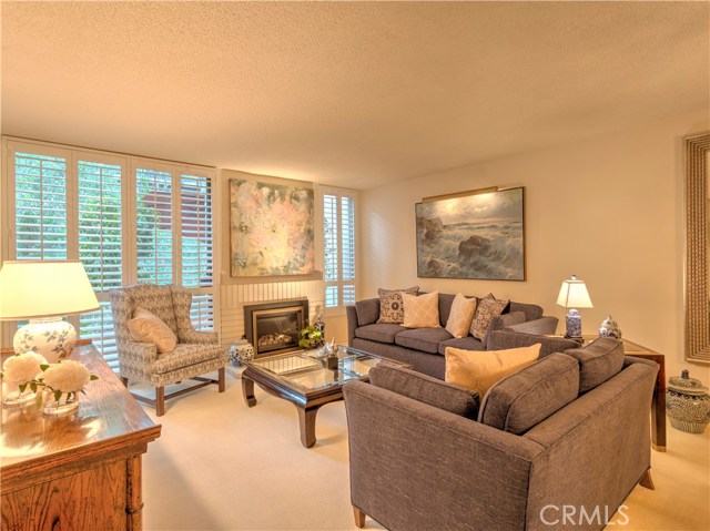 Living room w gas fireplace