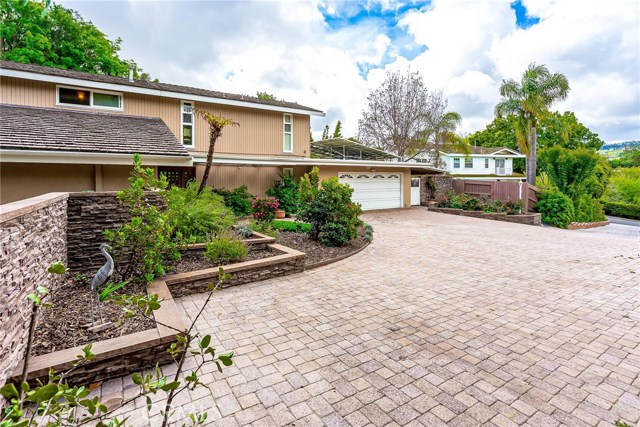 Large driveway parks multiple cars.