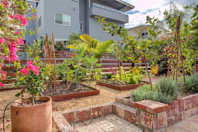 429 20th Street, Manhattan Beach, California 90266, 3 Bedrooms Bedrooms, ,1 BathroomBathrooms,Residential,Sold,20th,SB20228436