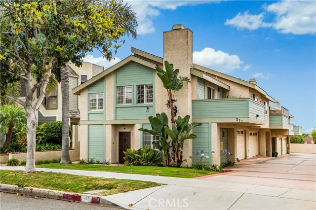 211 Helberta Avenue, Redondo Beach, California 90277, 2 Bedrooms Bedrooms, ,2 BathroomsBathrooms,Residential,Sold,Helberta,SB20006605