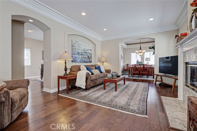 Living room with architectural details to showcase artwork.