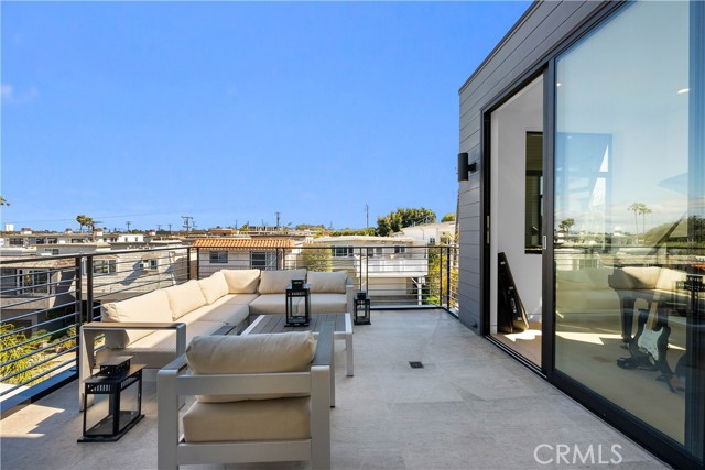 733 12th Street, Manhattan Beach, California 90266, 5 Bedrooms Bedrooms, ,6 BathroomsBathrooms,Residential,Sold,12th,SB21089898