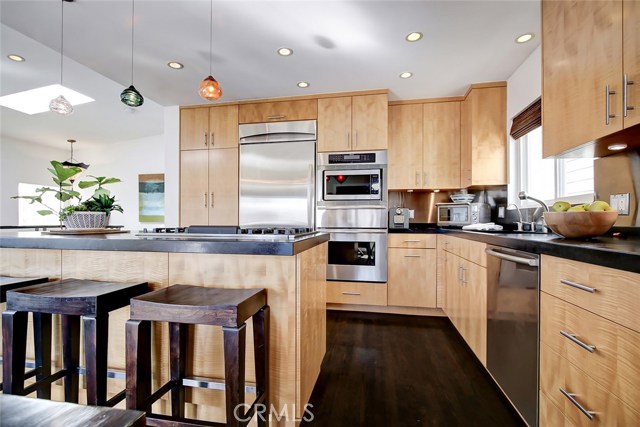 417 27th Street, Manhattan Beach, California 90266, 3 Bedrooms Bedrooms, ,1 BathroomBathrooms,Residential,Sold,27th,SB21023616