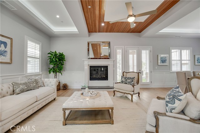 LIVING ROOM WITH OVERHEAD FAN
