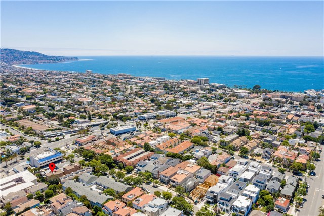 Minutes to beach and walk/bike path at Redondo Beach "Horseshoe" Pier, International Boardwalk, and World Famous Beaches.