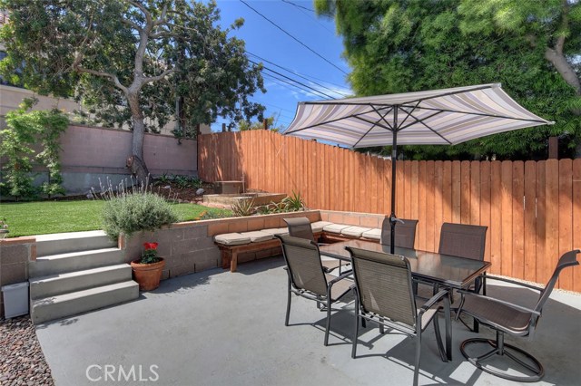 backyard BBQ'ing & dining area