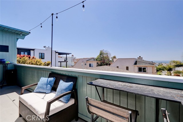 978 5th Street, Hermosa Beach, California 90254, 4 Bedrooms Bedrooms, ,2 BathroomsBathrooms,Residential,Sold,5th,SB21080244