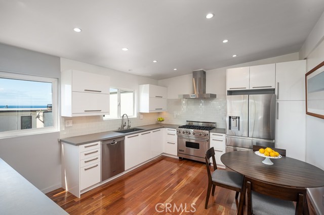 133 1st Street, Manhattan Beach, California 90266, 3 Bedrooms Bedrooms, ,2 BathroomsBathrooms,Residential,Sold,1st,SB20052011