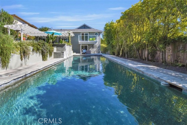 Yes, Johnnie's 10 friends and their parents can fit nicely in this pool!