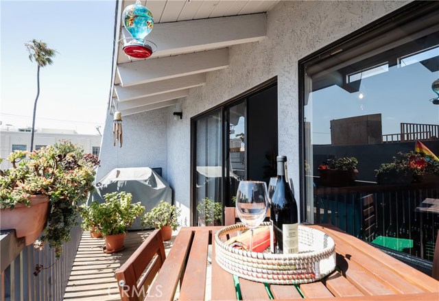 842 1st Street, Hermosa Beach, California 90254, 2 Bedrooms Bedrooms, ,3 BathroomsBathrooms,Residential,Sold,1st,SB20131143