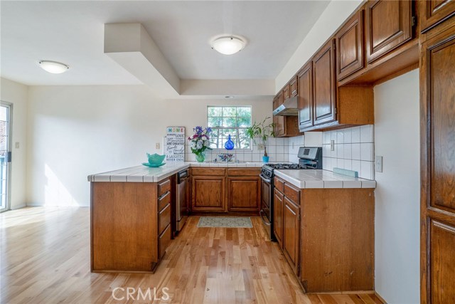 BACK HOUSE: KITCHEN WITH DINING AREA