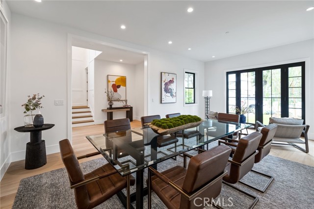 Spacious and Versatile accomodations for dining and cocktail hours that easily spill into the private front yard