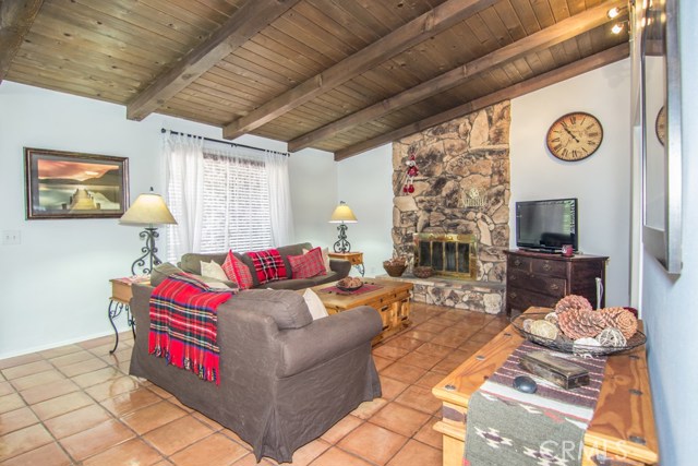 LIVING ROOM WITH BEAUTIFUL CEILING BEAMS.