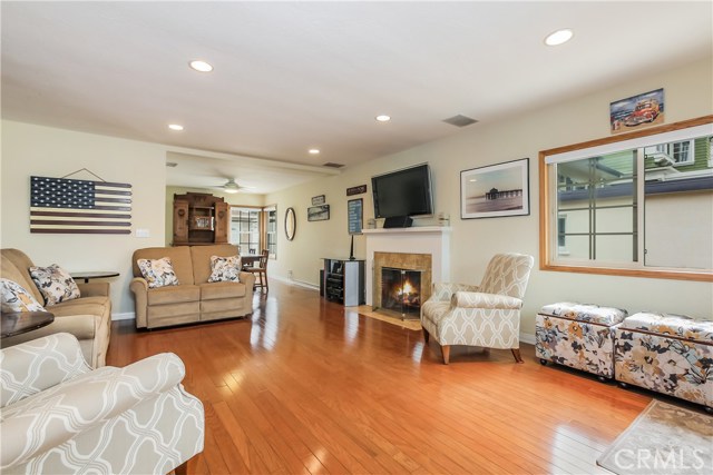 575 27th Street, Manhattan Beach, California 90266, 3 Bedrooms Bedrooms, ,2 BathroomsBathrooms,Residential,Sold,27th,SB20184476