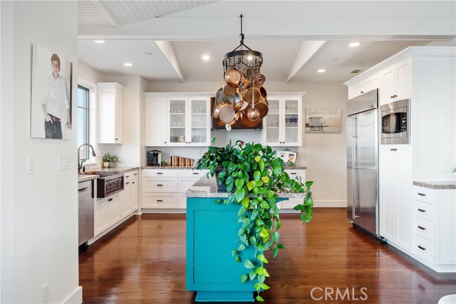 Island Kitchen with all the bells and whistles...