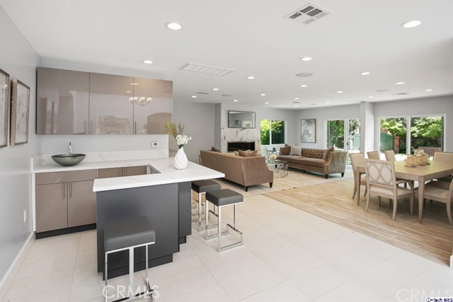 Photo of 23202 Oxnard Street, Woodland Hills, CA 91367