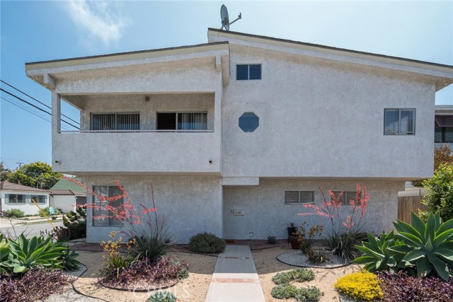 1326 Owosso Avenue, Hermosa Beach, California 90254, 4 Bedrooms Bedrooms, ,3 BathroomsBathrooms,Residential,Sold,Owosso,SB18170594