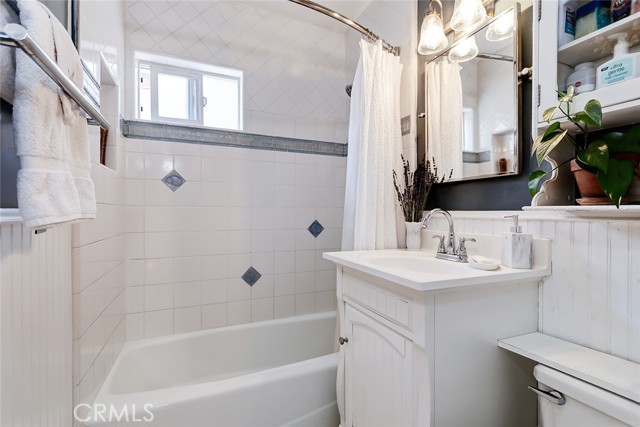 White and bright - this bathroom just sparkles!