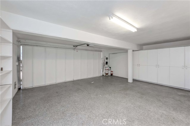 Garage: built-in cabinet