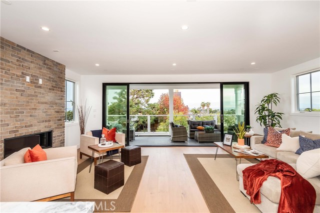 653 13th Street, Manhattan Beach, California 90266, 4 Bedrooms Bedrooms, ,2 BathroomsBathrooms,Residential,Sold,13th,SB19011414