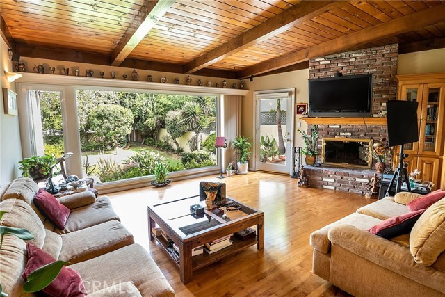 gorgeous family room..