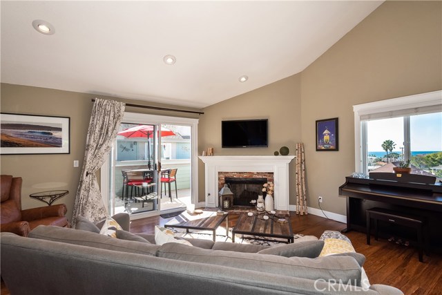 211 Helberta Avenue, Redondo Beach, California 90277, 2 Bedrooms Bedrooms, ,2 BathroomsBathrooms,Residential,Sold,Helberta,SB19015019