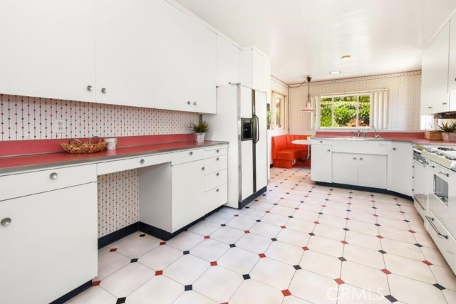 Kitchen & Casual Dining Area