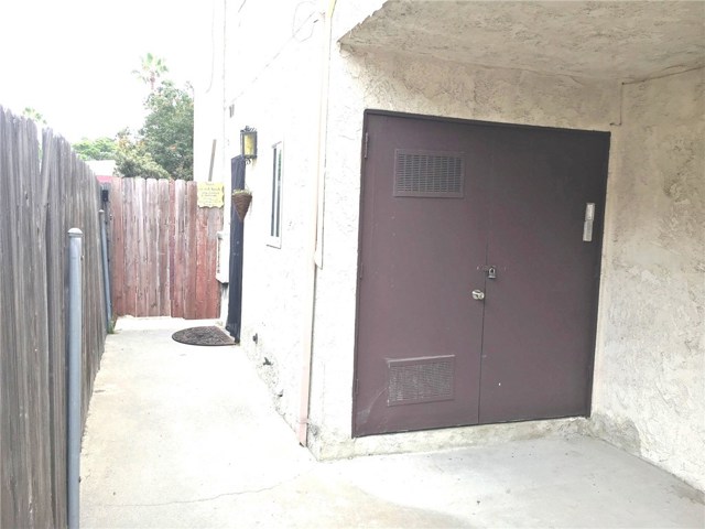 3rd BACK UNIT ENTRYWAY