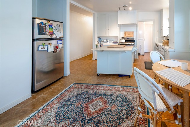 942 Kitchen and dining area