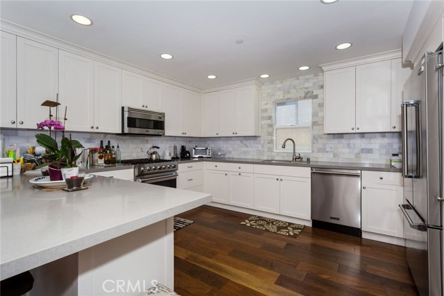 202 Irena Avenue, Redondo Beach, California 90277, 4 Bedrooms Bedrooms, ,3 BathroomsBathrooms,Residential,Sold,Irena,OC18171138