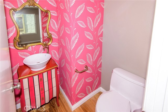 Eye opening 1/2 bath on the main living level! Eye opening 1/2 bath on the main living level!