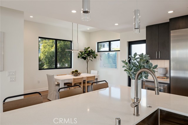 Adjacent dining area with direct access to the spectacular roof top deck (shown here using reverse of 961 Unit A staging)