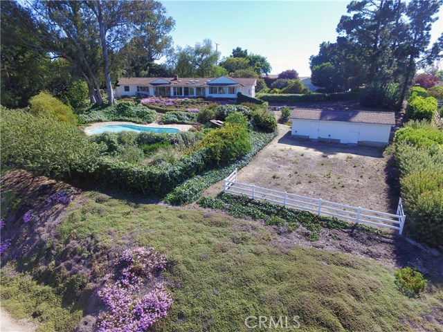 Aerial shot of the home shows the large corral turnout area and nice setting of the pool and home in relation to the Barn.