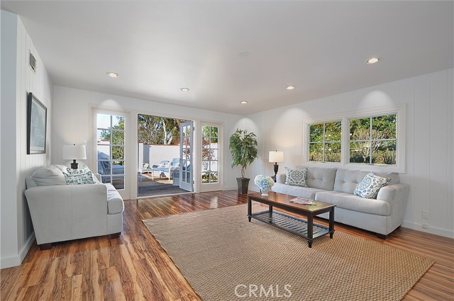 Extend Family Room Entertaining to Outdoor Courtyard