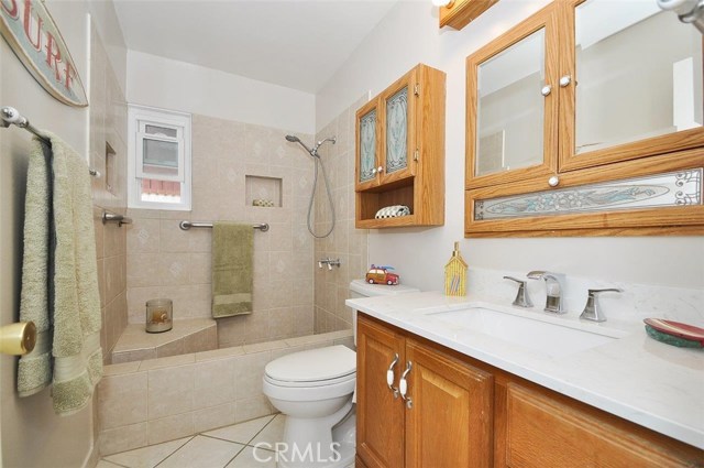 2nd Full Bath for Bedrooms 3 & 4 has easy access to Great Room.